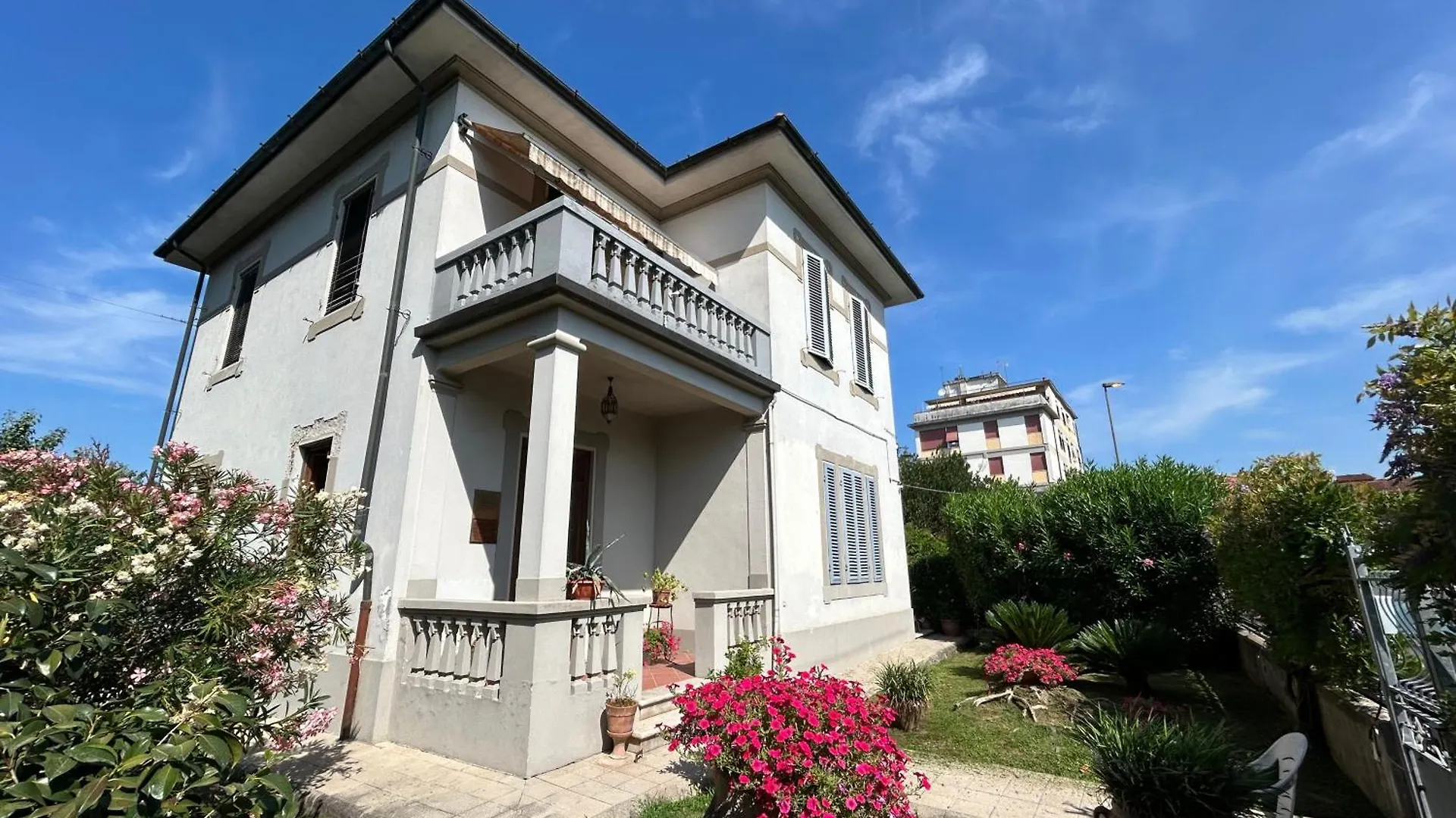 Primo Piano Villa Liberty Indipendente A Lucca